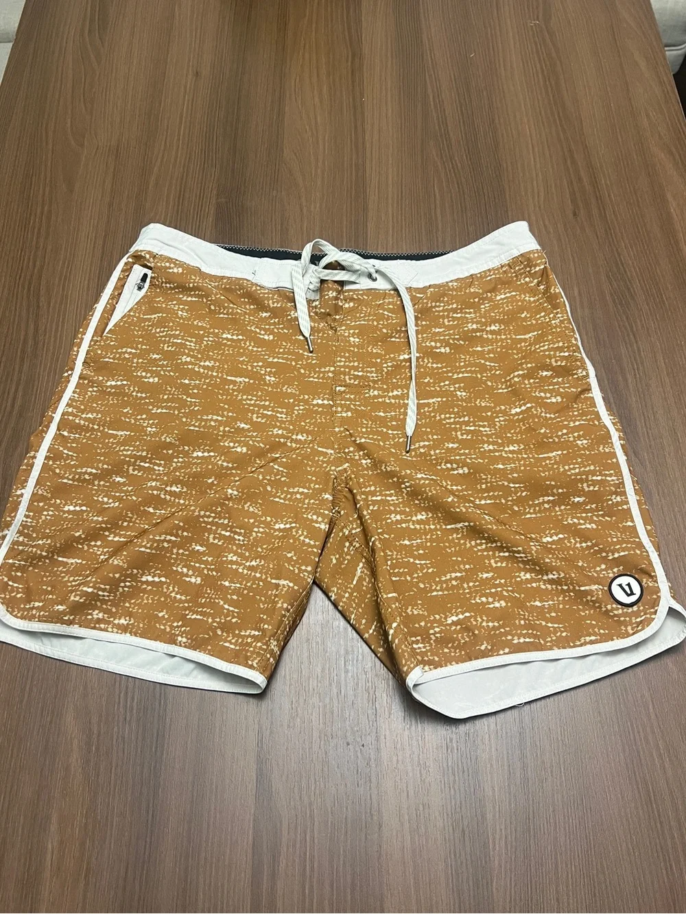 Vuori Men’s Cruise Board Shorts Caramel Size 36